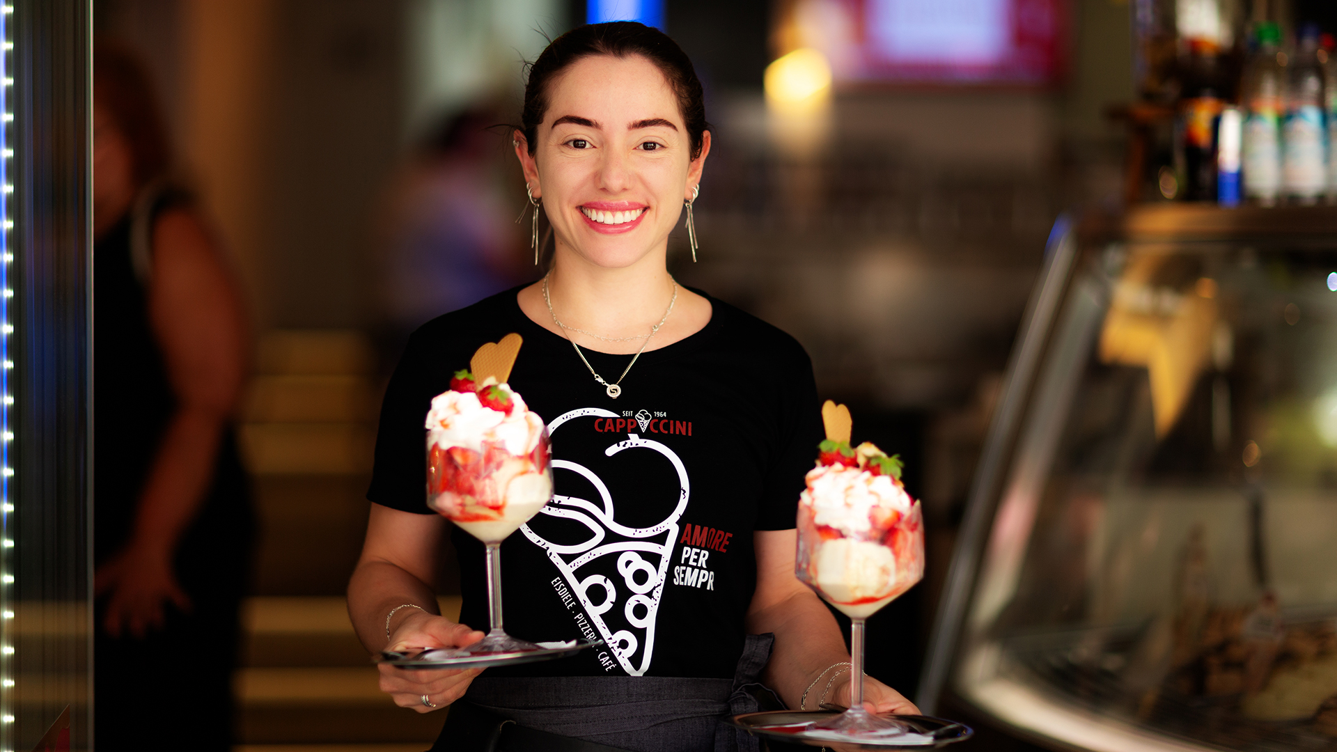 Coppa della Casa, Erdbeer Krokant, Erdbeer Banana Eierlikör, Erdbeer Schoko, Erdbeer Bayles, Waldbeerbecher, Brombeerbecher, Himbeerbecher, Heidelbeerbecher, Überraschungstüte, Smartiestüte, Buntetüte, Kinder Spaghetti, Smarties Eis, Maja die Biene, Pinocchio, Anders, besser, Pasta, DÜberzeugung, einfach, unmissverständlich, beste, sonst, nichts, Frucht, Vordergrund, Fokus, maximalen, Genuss, Kompakt, dicht, Geschmack, Harmonisch, abgerundet, vollendet, Schmelz, Einfach, Perfetto, Kompromisse, nicht, vorgesehen, Zutaten, Herstellung, Drumherum, Basta, unverfälschter, individuell, komponierten, Eiskörper, setzen, Kreation, unverwechselbar, Szene, fruchtig, nussig, leicht, frisch, Punkt, überzeugt, Verantwortung, gegenüber, Umwelt, Gesellschaft, kein, Widerspruch, Gegenteil, biologischer, Landwirtschaft, Vilshofen, Vilshofen an der Donau, Eis, Eisdiele, Pizzeria, Café, Cafe, Kaffee, Espresso, verwöhnen, hausgemacht, Eisspezialität, Italien, Italienischer Küche, Frühstück, Kaffee und Kuchen, kulinarisch, Frühstücken wie im Urlaub, klassisch