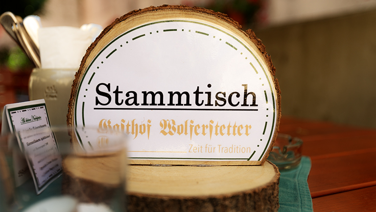 Verkehrslandeplatz Vilshofen an der Donau, unmittelbar, Nähe, Schiffsanlegestelle, flussaufwärts, Passau, Genießen, gutbürgerlich, Tasse, Kaffee, Stück, selbstgebacken, Kuchen, wunderbar, Donaupanorama, wirken, Vilshofen, Vilshofen an der Donau, Gastronomie, Gasthaus, Gaststätte, Gasthof, Wirtshaus, Lokal, Essen, Trinken, Eis, Restaurant, Küche, Biergarten, Pension, Zimmer, Fremdenzimmer, Gästezimmer, Übernachten, Schlafen, Unterkunft, Radfahrer, Donauradweg, Bike, eBike, E-Bike, Familie, Begrüßung, Herzlich, Traditionsgasthof, Stadtplatz, servieren, Brauerei, Bräustüberl, traditionell, Bayerische Küche, Gäste, frühstücken, Frühstück, Festsaal, Hochzeiten, Geburtstage, Versammlungen, passenden, Rahmen, gemütlich, Biergartenterrasse, Terrasse, besten, Blick, bunte, Treiben, typisch, bayerische, Schmankerl, freundlich, Lächeln, natürlich, frisch, gezapft, Wolferstetter, Zimmer, Urig, renoviert, Gastzimmer, kombinieren, rustikal, Ambiente, modern, Komfort, schlafen, einfach, gut, Morgen, Akku, laden, Frühstücksbuffet, kosten