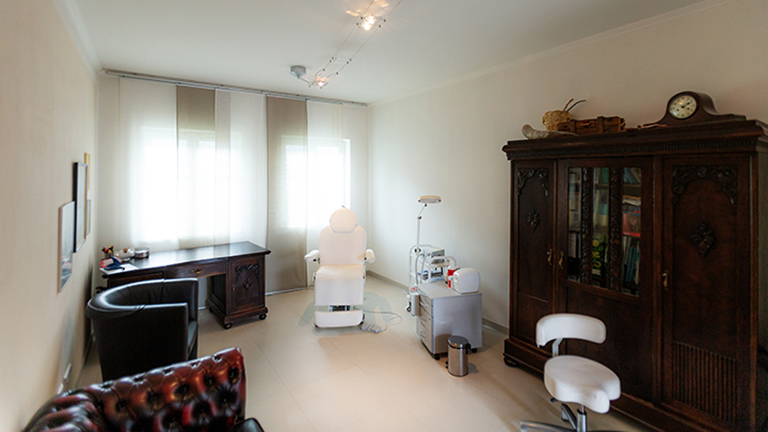 Hühneraugenmittel, Fußpilzmittel, Nagelfalztinktur, Fußbalsam, desinfizieren, beduften, Massage, Erfrischung, Durchblutungsförderung, Hornhauterweichung, Rubbelcreme, ermöglichen, sanft, Deodorant, Antitranspirant, Spray, Bad, dienen, Kontrolle, Reduktion, Geruchsproblem, Fußpuder, wirken, schweißhemmend, schützen, Schutz, Geruchsbildung, saugen, Feuchtigkeit, selten, pflanzlich, Inhaltsstoff, Lavendelöl, erfrischend, geruchsneutralisierend, Geschichte, Ägypten, Jahrhundert, Christus, Papyrus Ebers, damalig, Käufer, Georg Ebers, Hinweis, Verarztung, Leid, Vorschlag, Pflasterzubereitung, Grieche, Hippokrates, historisch, Aufzeichnung, Mittelalter, Berufszweig, Bader, Verhornung, Warze, spät, Neuzeit, Handwerk, Beruf, Innung, Beschäftigung, Veröffentlichung, Ausbildung, Jahrzehnt, vielfältig, Kurs, schwankend, Umfang, Inhalt, Angebot, geregelt, gründlich, ausgebildet, tragen, strikt, Leistung, Diabetiker, Betriebswirtschaftlich, lohnt, aufwendig, Zusatzausbildung, etabliert, kaum, absolvieren, zweijährig, Lehre, dual, Lehrling