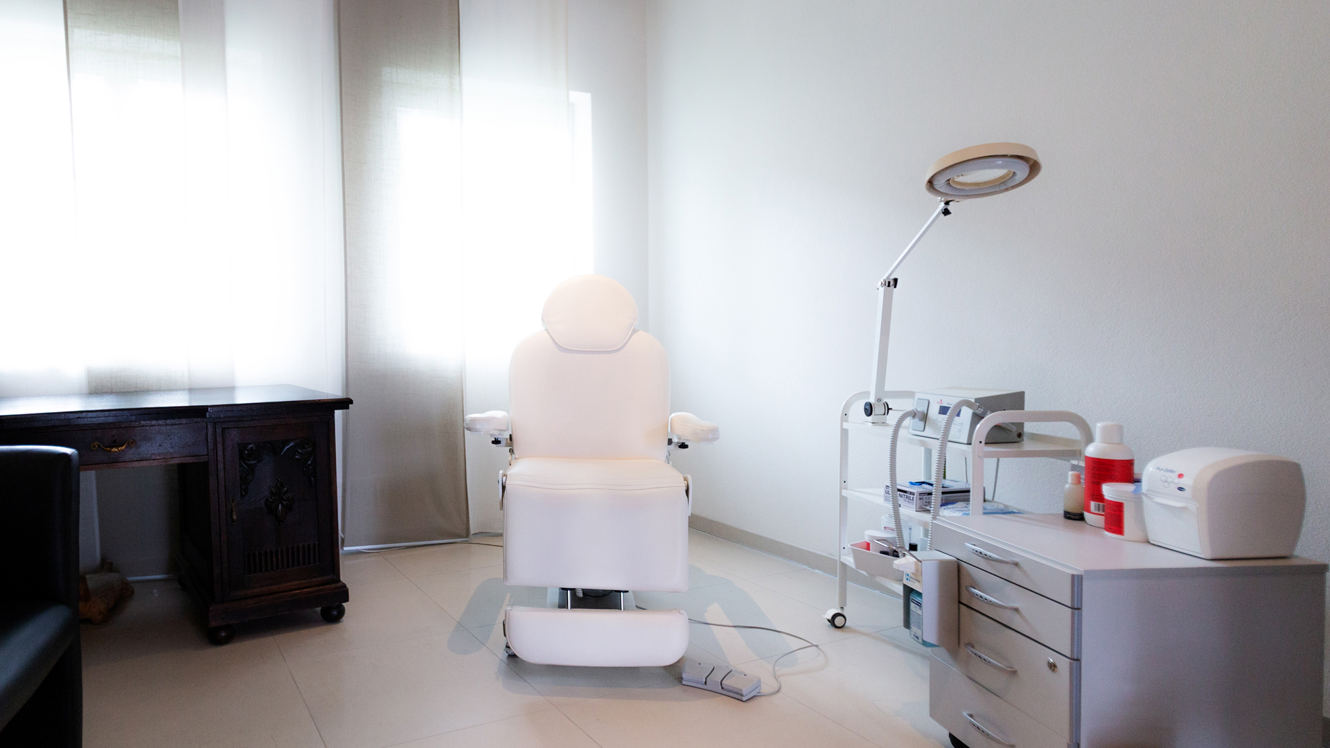 online, buchen, weit, verbreitet, Hornhautentfernung, aussehen, qualifiziert, beschädigen, genießen, entsteht, Stelle, ausgesetzt, Ferse, Fußballen, Belastung, übermäßig, Hornhautbildung, hart, trocken, schmerzhaft, einreißen, sitzend, lang, Stehen, bestimmt, Fußfehlstellung, Bildung, dick, Hornhautschicht, sieht, ungepflegt, verursachen, Riss, Schrunden, Gehen, steigt, rissig, Haut, Bakterien, eindringen, weich, geschult, verhornt, Eigenbehandlung, Verletzung, glatt, Ergebnis, überflüssig, Zukunft, präventiv, Frage, Fachfußpflege, Fußzonenmassage, hochwertig, Fußpflegeset, erhalten, Vorzugspreis, Voraussetzung, erlernen, Entscheidung, theoretisch, praktisch, Anatomie, Fußdeformitäten, Krankheitslehre, Nagelerkrankung, Instrumentenkunde, Gerätekunde, Grundlage, Aufbau, Institut, Warenkunde, Verkaufskunde, Wirkstoffkunde, Arbeit, Kunde, Fachgerecht, Wellness, Rottal-Inn Kliniken, Krankenhaus Pfarrkirchen, Standort, optimal, Landkreis Rottal-Inn, angrenzend, Region, Schwerpunktklinik, Eggenfelden, Klinik, Allgemeine Innere Medizin