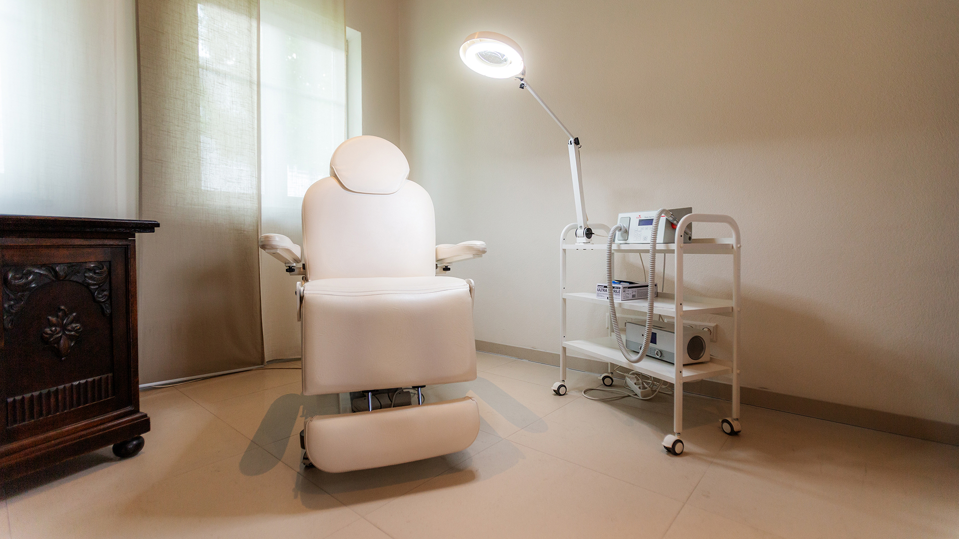 Fußpflege, gesund, Pflege,  Verschönerung, Nagel, schneiden, lackieren, Fußproblem, Folge, Erkrankung, Diabetes, Rheuma, eingewachsen, Behandlung, Fuss, sinnvoll, wichtig, besonders, Mensch, Diabetes mellitus, Nerv, Blutgefäß, schädigen, schlecht, heilen, Wunde, Geschwür, Gewebe, absterben, Fußsyndrom, rechtzeitig, ausreichend, Amputation, nötig, ähnlich, Fußbeschwerden, Nervenschaden, chronisch, Rückenmarksverletzung, spüren, Druckstelle, Hornhautwucherung, entwickeln, helfen, vermeiden, verdickt, Hornhaut, Hühnerauge, Fußnagelverdickung, Verdickung, Nagelverlust, Fehlstellung, Zehe, hilfreich, Beweglichkeit, eingeschränkt, schwer, selbst, pflegen, Hilfsmittel, Abtragen, Entfernung, Entlasten, Reibung, Druck, speziell, Polster, Orthose, Vorbeugen, Zehennagel, Anbringen, Nagelkorrekturspange, Nagelkorrektursystem, sterilisiert, Instrument, Skalpell, Zange, Fräser, Schleifer, Einsatz, Absprache, Arzt, rezeptpflichtig, apothekenpflichtig, Salbe, Tinktur, Anwendung, Kosten, Mittel, ausnahmsweise, gesetzlich, Krankenkasse, Übernahme