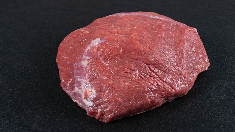 Rindsroulade, gewickelt, Fleischgericht, Österreich, Polen, Tschechien, Rouladen, groß, Speck, Zwiebeln, saurer, Gurke, gerollt, Rollen, Küchengarn, zusammengebunden, Rouladennadeln, Zahnstocher, fixiert, kurz, heiß, angebraten, geschmort, Rinderschulter flach, Schulterblatt, Blattschulter, fein, Fleischfasern, dünnen, Bindegewebsstrang, durchzogen, Mitte,  Charakteristisch, Sehne, Feinschmeckern, Schmorbraten, Tellerfleisch, Rinderschulter dick, Rindersemerrolle, Jungbullenrolle, Rinderkeule, Schwanzrolle, Meisel, Sauerbratengericht, gleichmäßig, positioniert, portioniert, Profikoch, Rindertafelspitz, Tafelspitz, spitz, zulaufend, Ende, Muskelstrang, auslaufend, Schwanzstück, Hüftdeckel, grenzt, Sous-Vide-Garen, Suppenknochen, Markknochen, Rindermarkknochen, Röhrenknochen, Brühen, Soßen, Zwerchrippe vom Rind, vordere, Rinderrippe, Hals, Hochrippe, Bindegewebe, Kochen, klare, Fleischsuppe, Eintopf, Profigriller, Zwerchrippe, besser, Short Ribs, Smoken, Hähnchen ganz, Winter, Außen, innen, Hähnchenfleisch