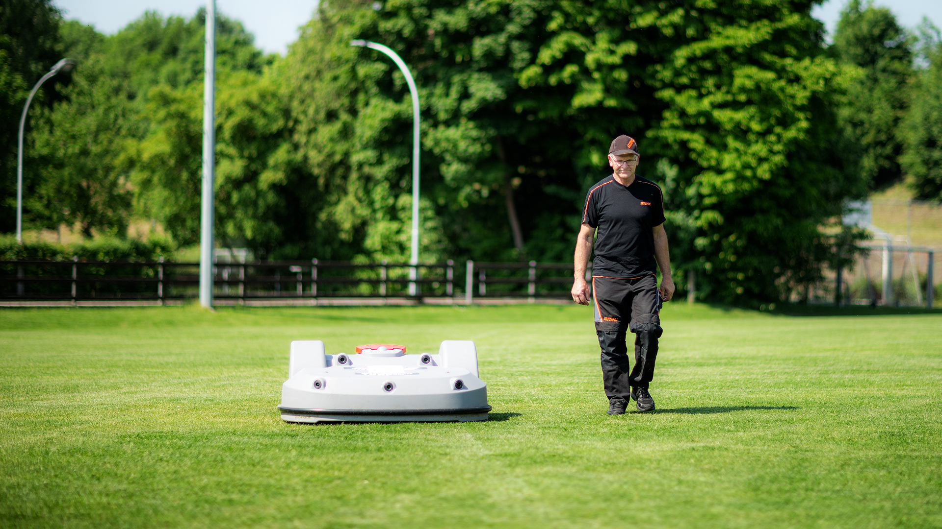 Echo Robotics, Rasenqualität, international, Niveau, Mähroboter, 12.000 qm, 75.000 qm, Flächenleistung, Systematisch, Arbeiten, linear, Bahnen, steigert, ECHO Robotics Mähroboter, wahlweise, klassisch, Zufallsnavigation, Navigation, Musternavigation, ideal, Sportplatz, Fairway, Driving Range, geeignet, große, intensiv, gepflegt, Grünfläche, Parkanlage, Firmengelände, Hundeplatz, Modellflugplatz, Segelflugplatze, Flächenleistung, 75.000 qm, automatisiert, Mähen, Einsparung, mindestens, 50 Prozent, konventionell, Mähtechnik, Weniger, übernehmen, Zukunft, Rasen, sieht, sehen, unabhängig, Wetter, Spiel, Training, frisch, gemäht, mehr, Zeit, Aufgaben, widmen, Umweltfreundlich, 90% weniger CO2 Ausstoß, Standardfußballfeld, deutlich, weniger, Energieverbrauch, Keine, unbeabsichtigt, Erdbodenverschmutzung, Kraftstoffverschüttung, Ölleckagen, Mitarbeiter, Anwohner, direkt, laut, Geräusch, Vibration, Abgase, ausgesetzt, Perfekt, Rasenschnitt, Messer, scharf, Skalpell, pulverisieren, Gras, sehr, feine, Partikel, Stickstoffdünger, verbleiben