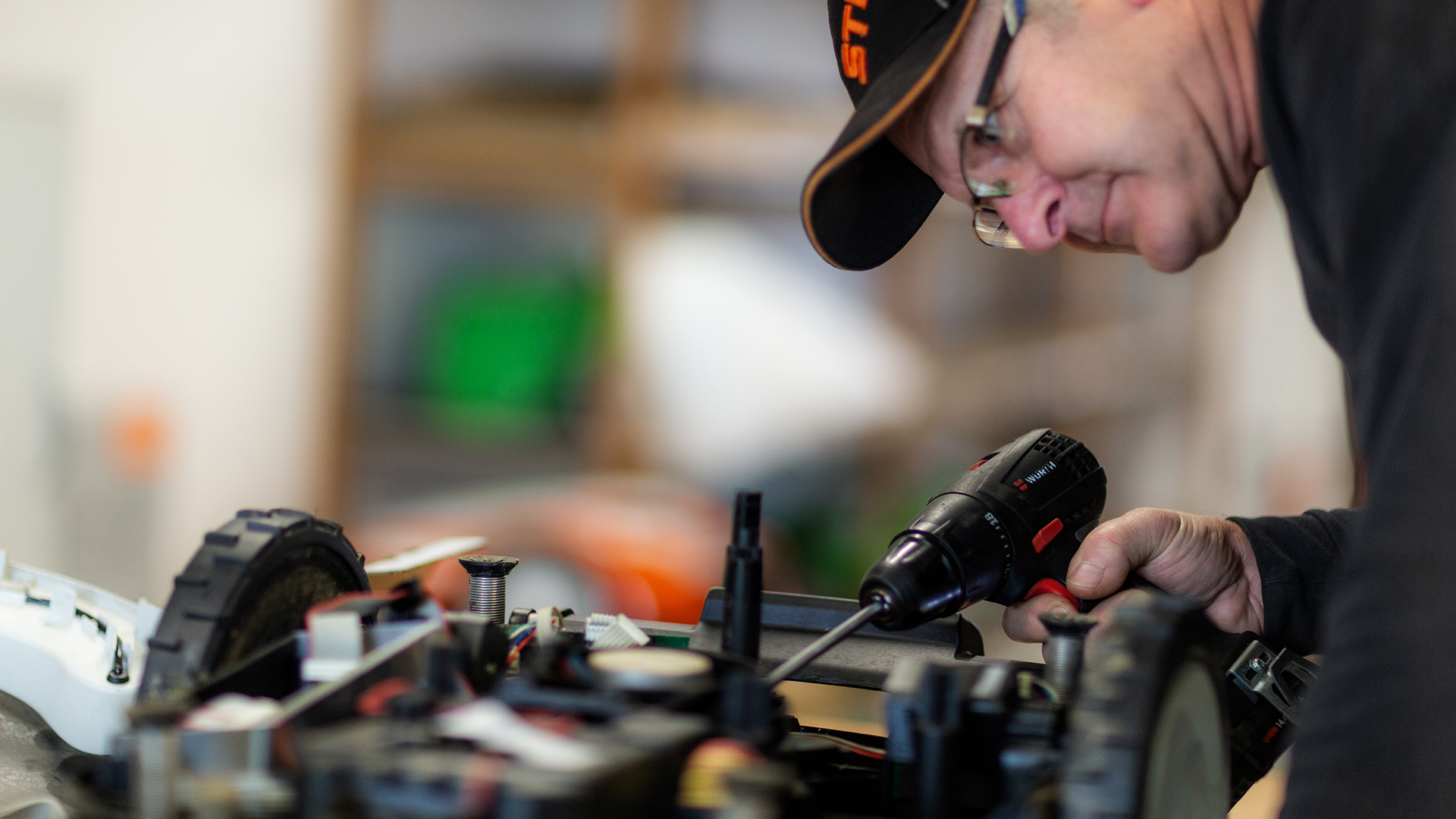 vermeiden, Radbürste, reduzieren, Reinigungsaufwand, Hinterräder, Graslatschen, RTK-GPS Installation, Empfehlung, Zufallsnavigation, Radkasten, Rückwärtsfahrt, Kettensäge, weltweit, meistverkauft, Marke, Benzin-Kettensäge, Motorsäge, Landschaft, Landwirtschaft, Zuhause, heimisch, abschneiden, Werkzeug, Hand, Anwendung, ausgeklügelt, Sägekette, Ingenieur, Werk, Schweiz, höchster, Präzision, hergestellt, Markenzeichen, bewährt, durchdacht, Technik, komfortabel, Ausstattungsdetail, Freude, gelegentlich, Bauholz, Forst, unterwegs, Tragen, Schutzkleidung, Grundstück, Motorsägenschein, benötigen, Information, Ratgeber, Tipps, schärfen, Motorsäge-Gemisch, kompakt, handhaben, Privatanwender, unkompliziert, Brennholzvorrat, anlegen, vielseitig, robust, Leistungsbereich, Gartenbau, Baustelle, Forstwirtschaft, Drehfreudigkeit, Leistung, minimal, Gewicht, Spezial-Säge, Baumpflegesäge, Carvingsäge, Rettungssäge, Herausforderung, Lösung, parat, Vielfalt, Benzinmotorsäge, Akkumotorsäge, Elektromotorsäge, Anlass, Antrieb, Benziner, kraftvoll